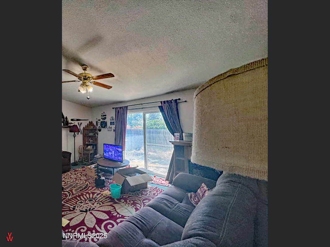 4080GoldenCircleDr.-LivingRoom