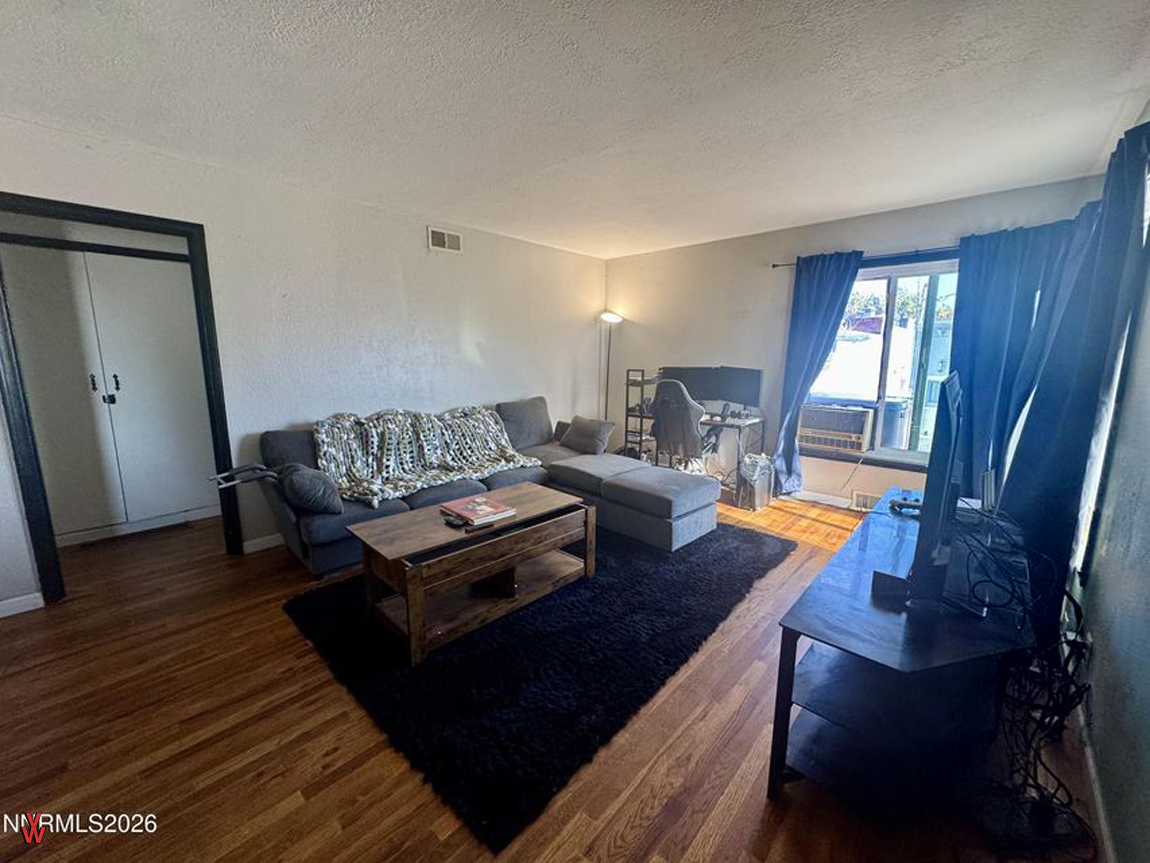 20BellevueAve-LivingRoom