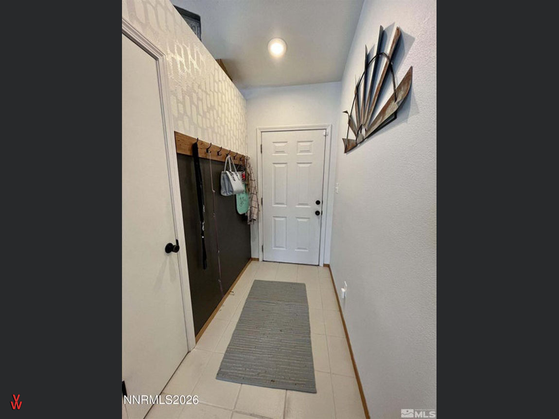 3205NSherwoodDr-entry