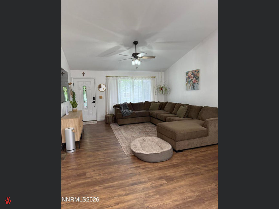 5080JacobsenDr-LivingRoom