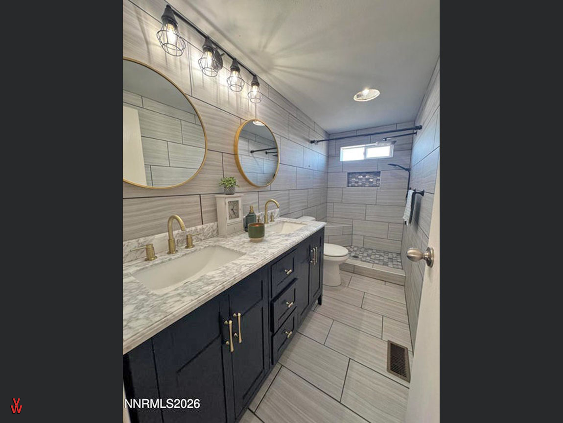 9450SBettyLn-PrimaryBathroom