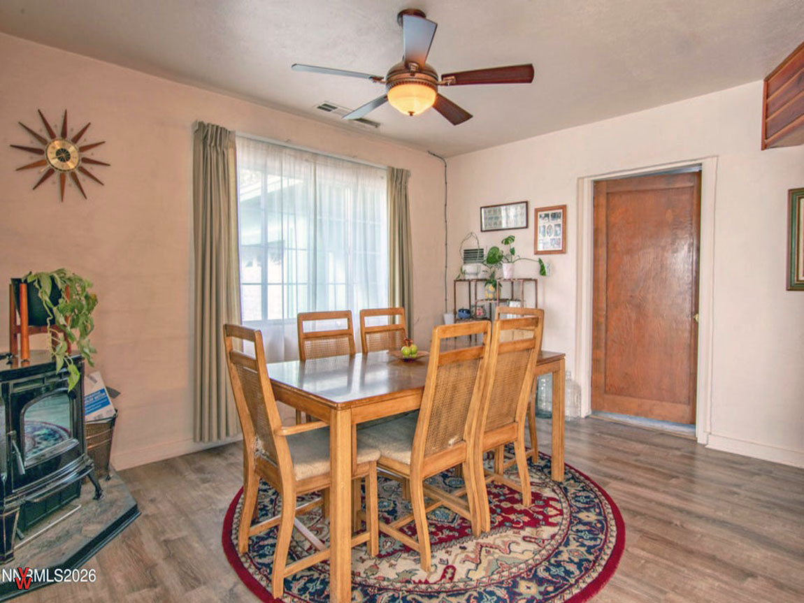1435SBridgeSt.-DiningArea