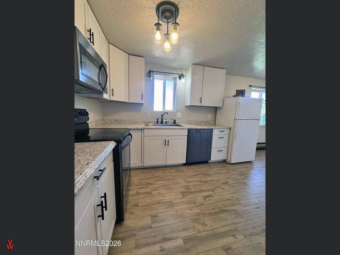 640PrebbleSt-Kitchen2